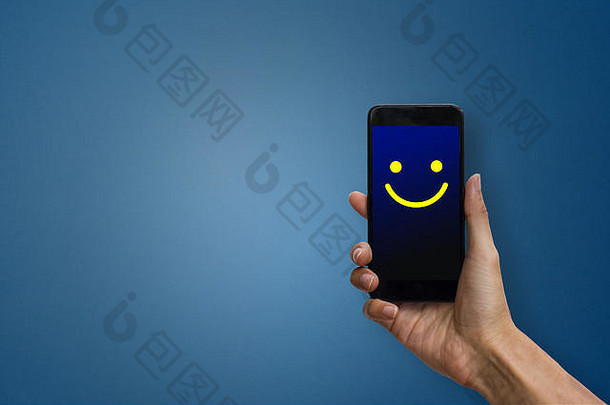 概念上的客户回应数字调查客户端显示移动电话屏幕快乐脸描述了客户satisfi