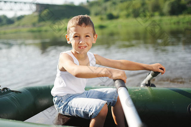 快乐的男孩在渔船上游泳