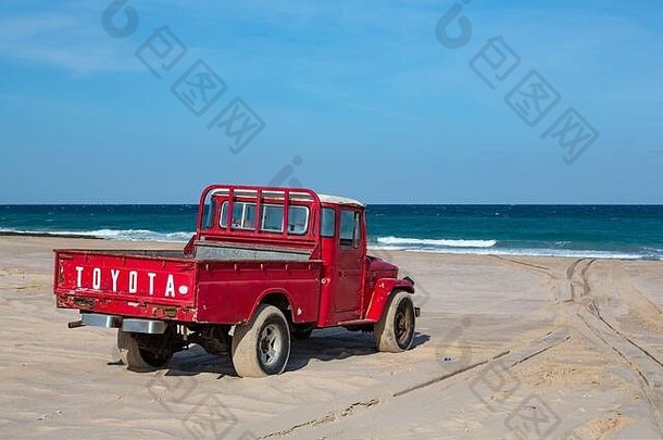 阿曼Ras al-Hadd海滩上的老式红色<strong>丰田</strong>皮卡车