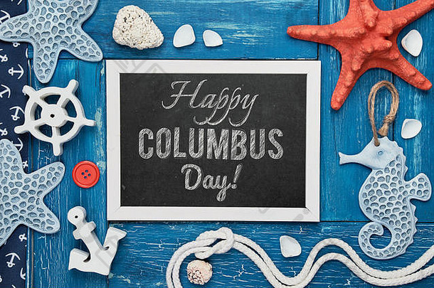 空白黑板上海贝壳石头绳子明星鱼蓝色的木背景文本快乐哥伦布一天