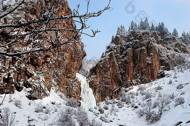 岩石冰秋天天山山脉山哈萨克斯坦
