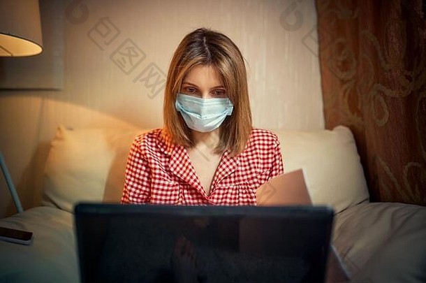 年轻的女商人医疗保护面具作品首页电脑self-isolation检疫病毒冠状病毒爆发流感疫情科维德法律顾问保持首页