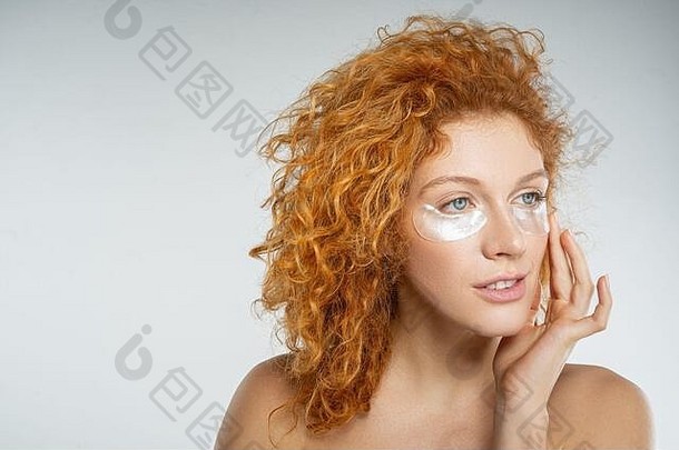 戴化妆品眼罩的红色卷发女人