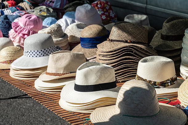 西班牙加利西亚户外市场出售的帽子组
