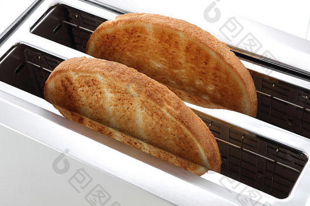 在烤面包机里烤面包，从上面切两片金棕色
