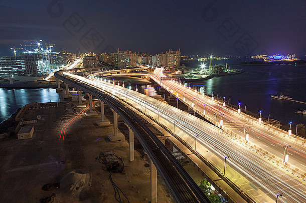 棕榈朱美拉公路在<strong>夜间</strong>。阿拉伯联合酋长国迪拜
