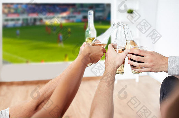 朋友们一边喝啤酒一边看足球比赛