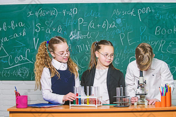 孩子们在学校上课。化学回到学校。学生们用显微镜做<strong>实验</strong>。儿童节。孩子们在学校<strong>实验</strong>室学习化学，寻找合适的医疗方案。