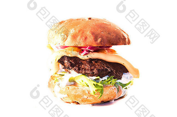 汉堡包，由碎<strong>牛</strong>肉、洋葱包、生菜、红洋葱和沙茨基制成，背景为白色