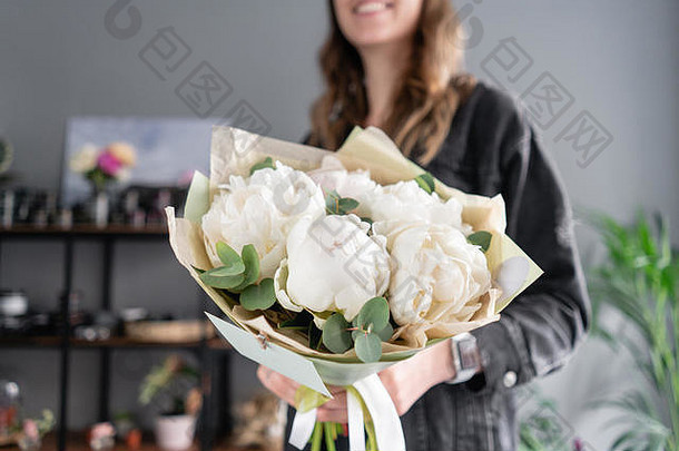 白色牡丹女士手美丽的新鲜的牡丹花目录在线商店花商店概念花交付