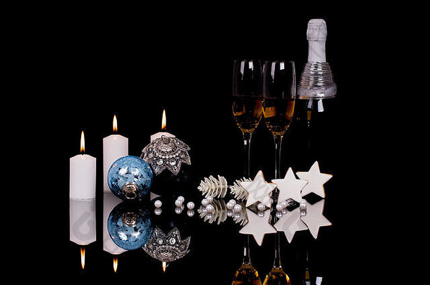 酒眼镜香槟圣诞节饰品姜饼形状星星蜡烛黑色的背景反射复制空间