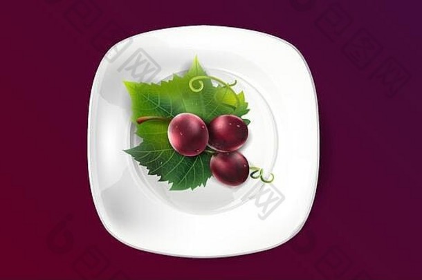 白盘子里葡萄叶上的红葡萄。