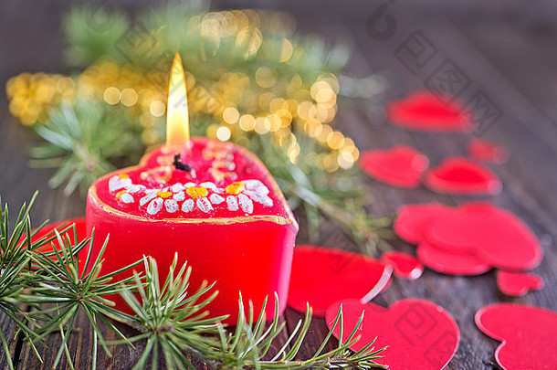 桌子上的蜡烛和圣诞装饰品