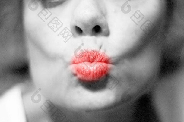 吻女人的嘴唇皱