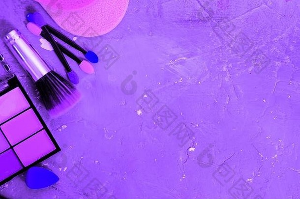 有创意的平躺时尚明亮的化妆品紫色的背景复制空间美博主概念前视图