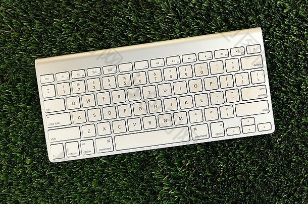 人造草地上的计算机键盘