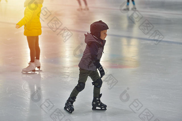 可爱的男孩冬天衣服保护滑冰冰溜冰场
