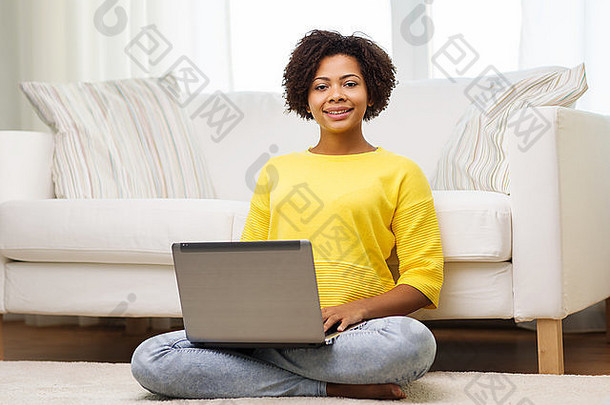 家里有笔记本电脑的快乐非洲裔美国妇女