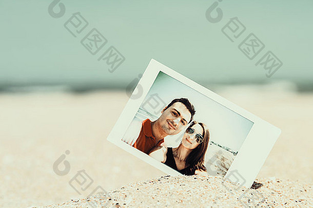 海滩上年轻幸福夫妇的复古即时<strong>照片</strong>