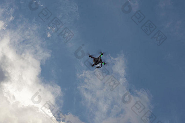 空中飞行的无人机，与一架八角直升机一起飞行，用于视频和<strong>照片制作</strong>