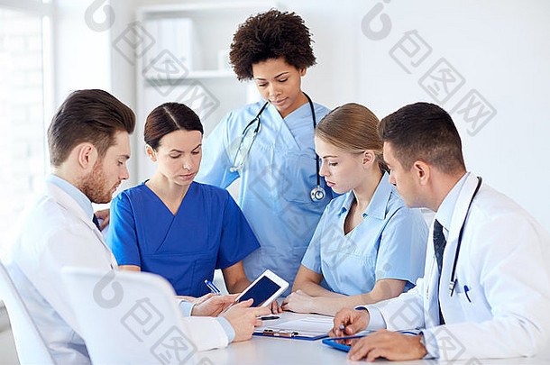 一组在医院使用平板电脑的医生