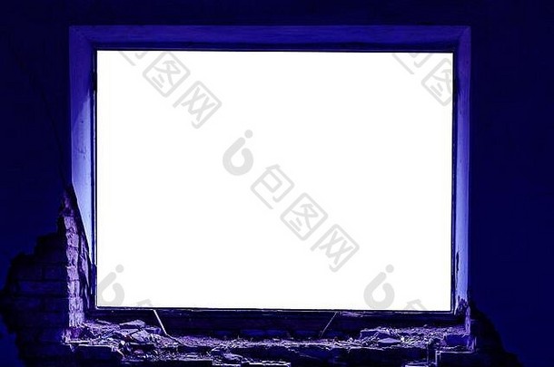 矩形框架，旧砖房的窗户。来自屏幕的蓝色背光。为设计者提供空白空间的布局。从里面看