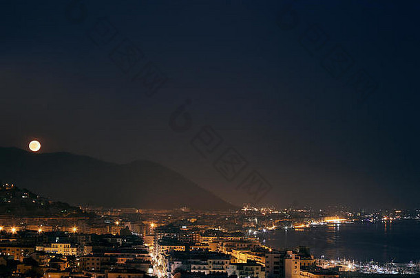 晚上全景意大利城市萨莱诺月亮不断上升的山