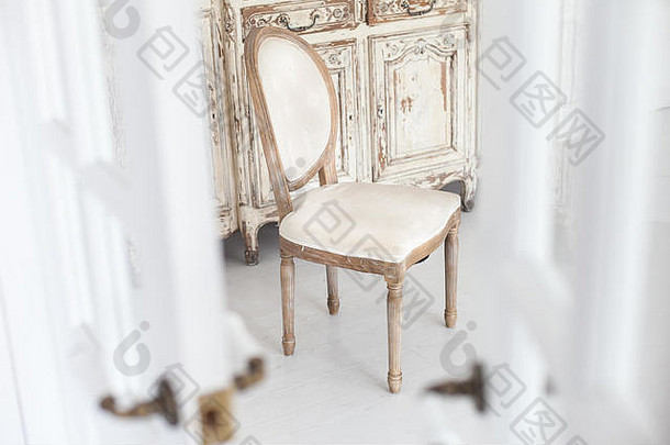 豪华内饰中带有纺织内饰的复古椅子。软焦点。