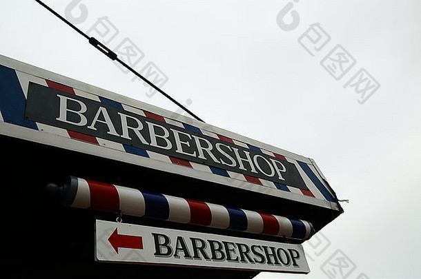 西澳大利亚弗雷曼特尔的一家理发店，配有条纹杆和油漆。