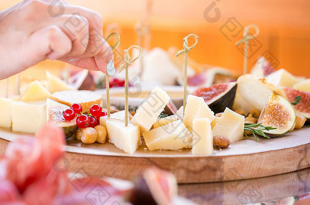 分类奶酪木董事会零食自助餐表格