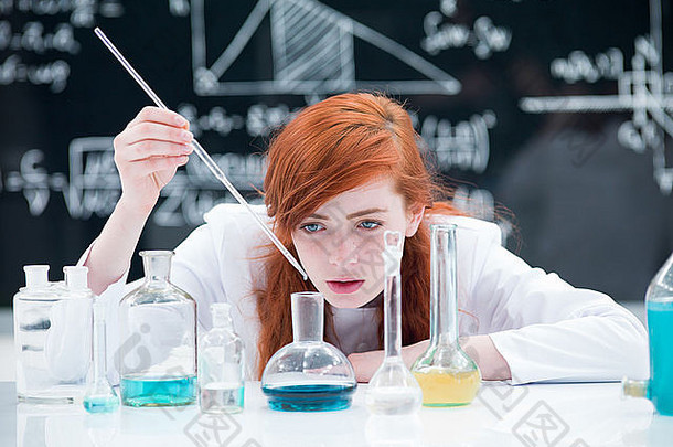 普遍观点学生女孩进行实验室实验实验室表格色彩斑斓的液体实验室工具blac