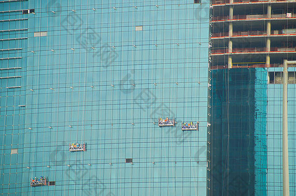 工人清洁玻璃墙摩天大楼