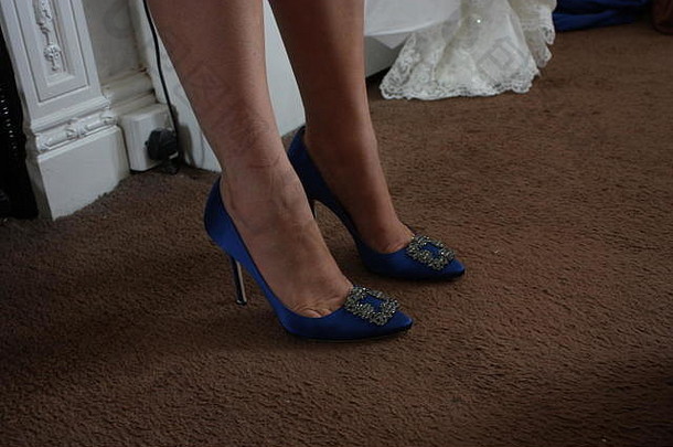 新娘蓝鞋高跟鞋在她的<strong>婚礼</strong>上优雅