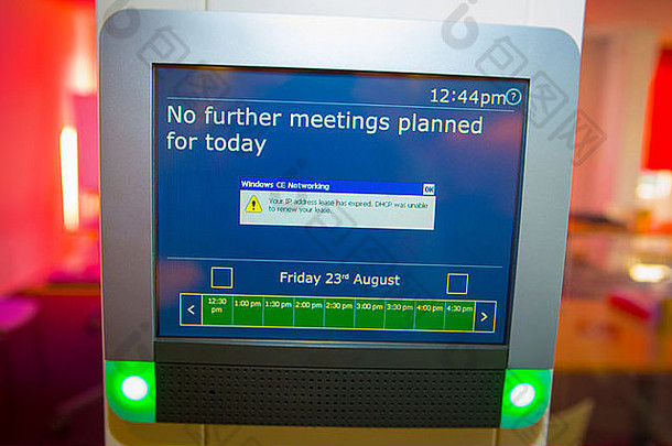 彩色屏幕上显示消息“今天不再计划会议”，并显示计算机错误。模糊的办公室背景