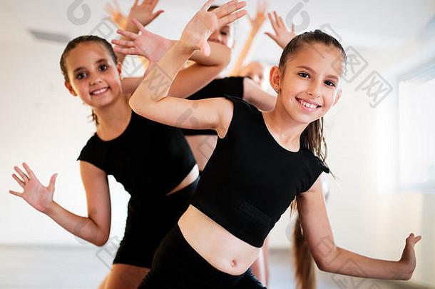 集团年轻的女孩练习锻炼现代芭蕾舞跳舞