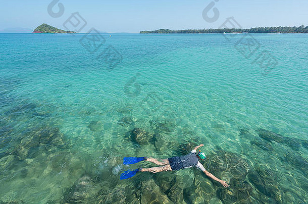 泰国普吉岛热带度假胜地附近，游客们在水晶绿松石色的水中浮潜。<strong>暑期</strong>、假期、<strong>旅游</strong>和假期概念。