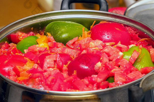 减少块蔬菜贝尔辣椒西红柿闪亮的金属锅厨房表格