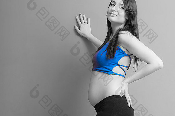 幸福母亲概念怀孕了适合女人运动服装不饱照片