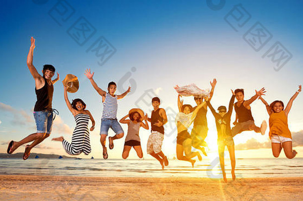 一群朋友在沙滩上跳跃，概念趣味跳跃
