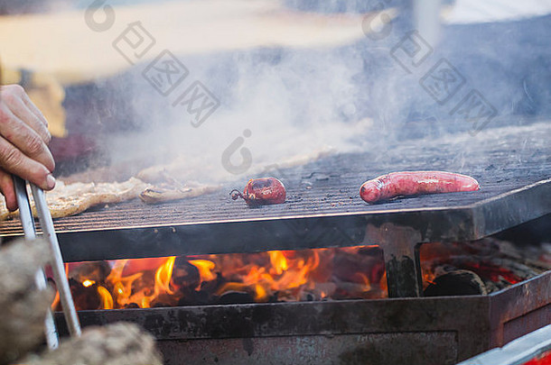 西班牙中世纪集市上的烤火、香肠和羊肉
