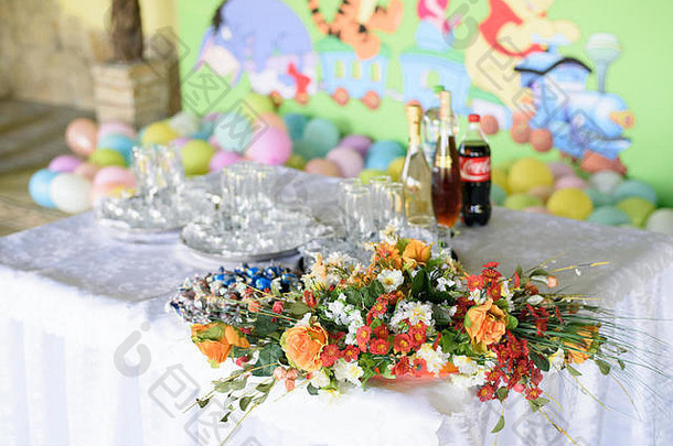 餐厅的婚礼手工装饰，所有的美丽和鲜花。