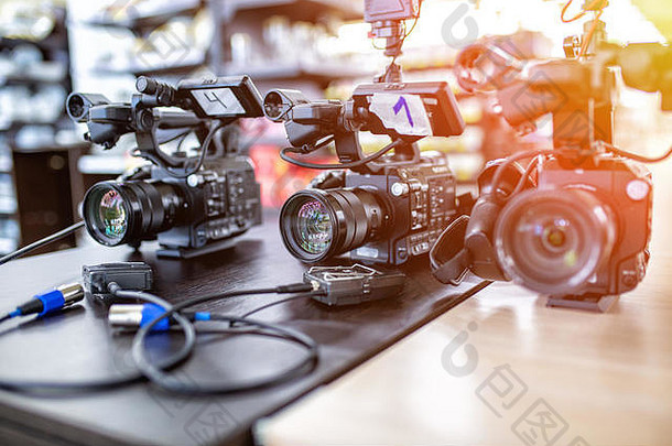在视频制作或视频拍摄的幕后。为电视、博客、节目、电影制作视频内容的概念。准备好的照相机