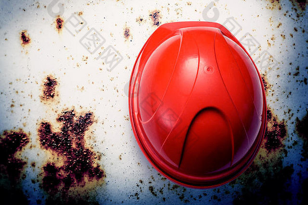 红色的安全头盔前金属背景