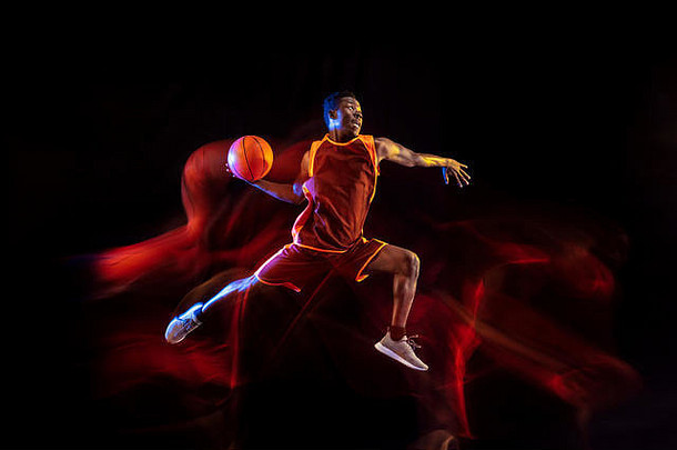 目标非裔美国人年轻的篮球球员红色的团队行动霓虹灯灯黑暗工作室背景概念体育运动运动能源动态健康的生活方式