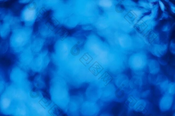 蓝色和白色抽象背景，模版有模糊的未聚焦波基光。自然蓝色高光设计解决方案。