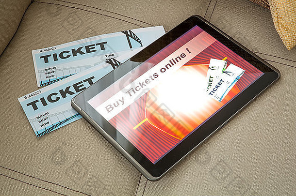 使用沙发上的移动设备或平板电脑在线购买电影票。