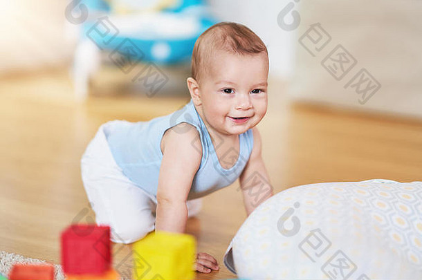 可爱的<strong>微笑</strong>婴儿男孩<strong>爬行</strong>地板上生活房间