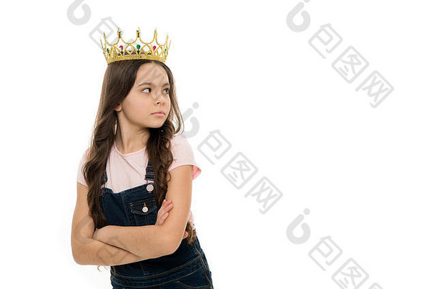 平等的骄傲概念孩子穿金皇冠象征公主女孩做梦公主女孩穿皇冠白色背景被宠坏的孩子以自我为中心公主