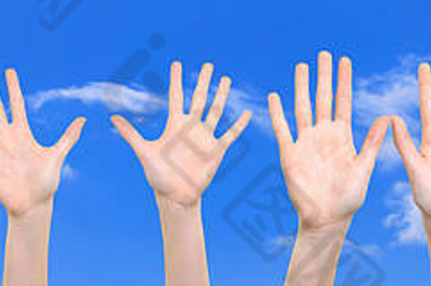 集团高加索人白色孩子们显示手开放手掌蓝色的天空背景特写镜头高决议