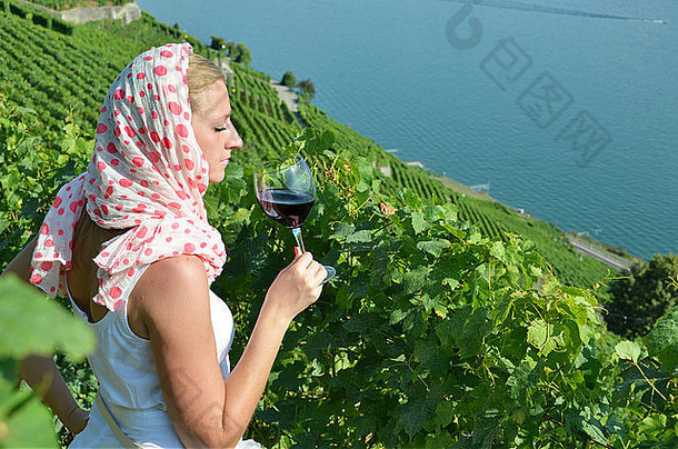 瑞士拉沃品尝红酒的妇女